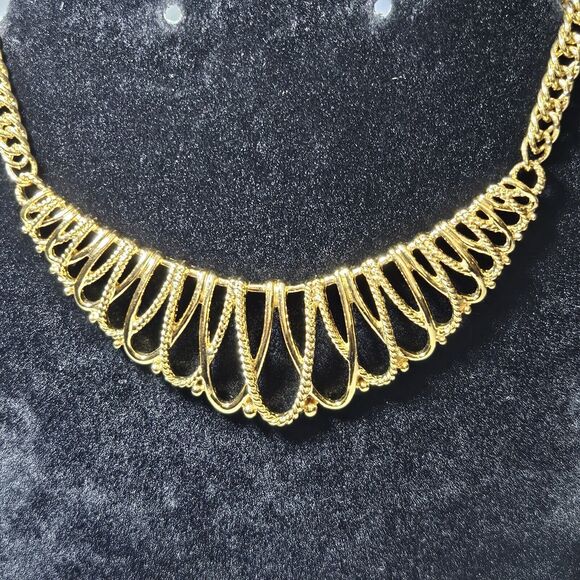 Vintage Avon Gilded Mesh Collar Gold Tone Statement Necklace 16” EUC - Picture 4 of 12